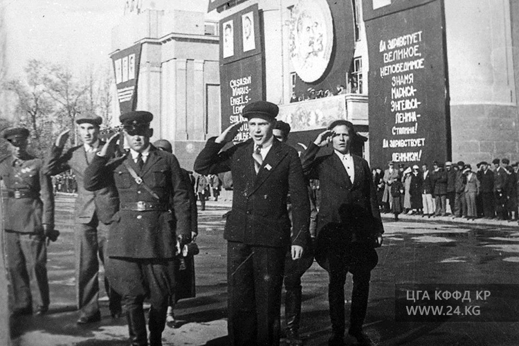 Парад воинских частей у Дома правительства. Крайний слева военный комиссар КиргССР И.В.Панфилов