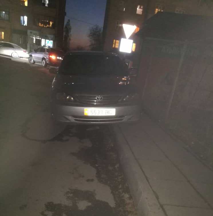 Парковка на тротуаре в микрорайоне «Джал»