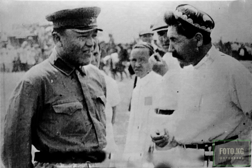 Абдыкадыр Орозбеков и Юсуп Абдрахманов на Первомайской демонстрации. 1927 год